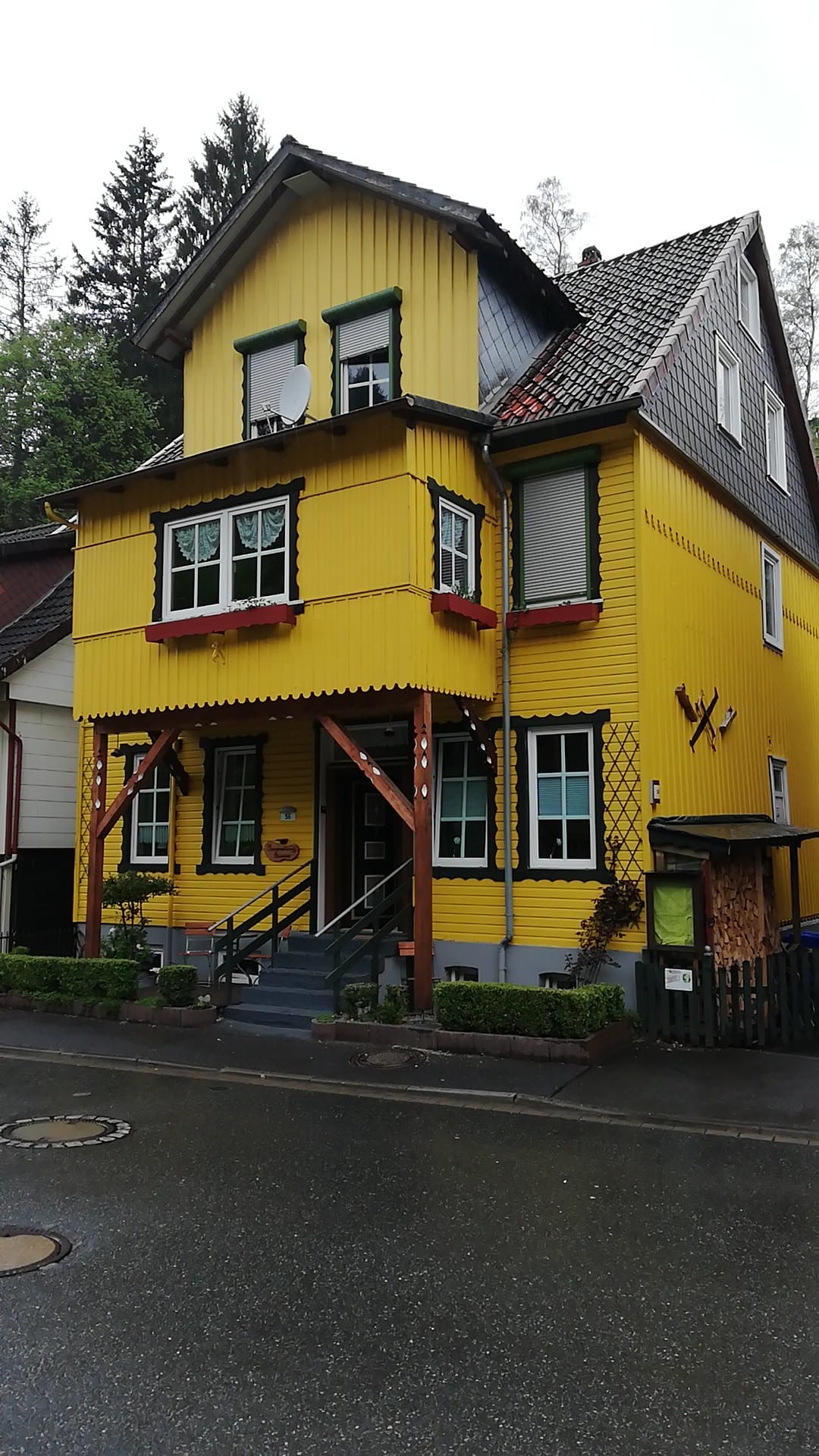 Gemütliches Wohnzimmer der Ferienwohnung Brummer in Wildemann im Harz
