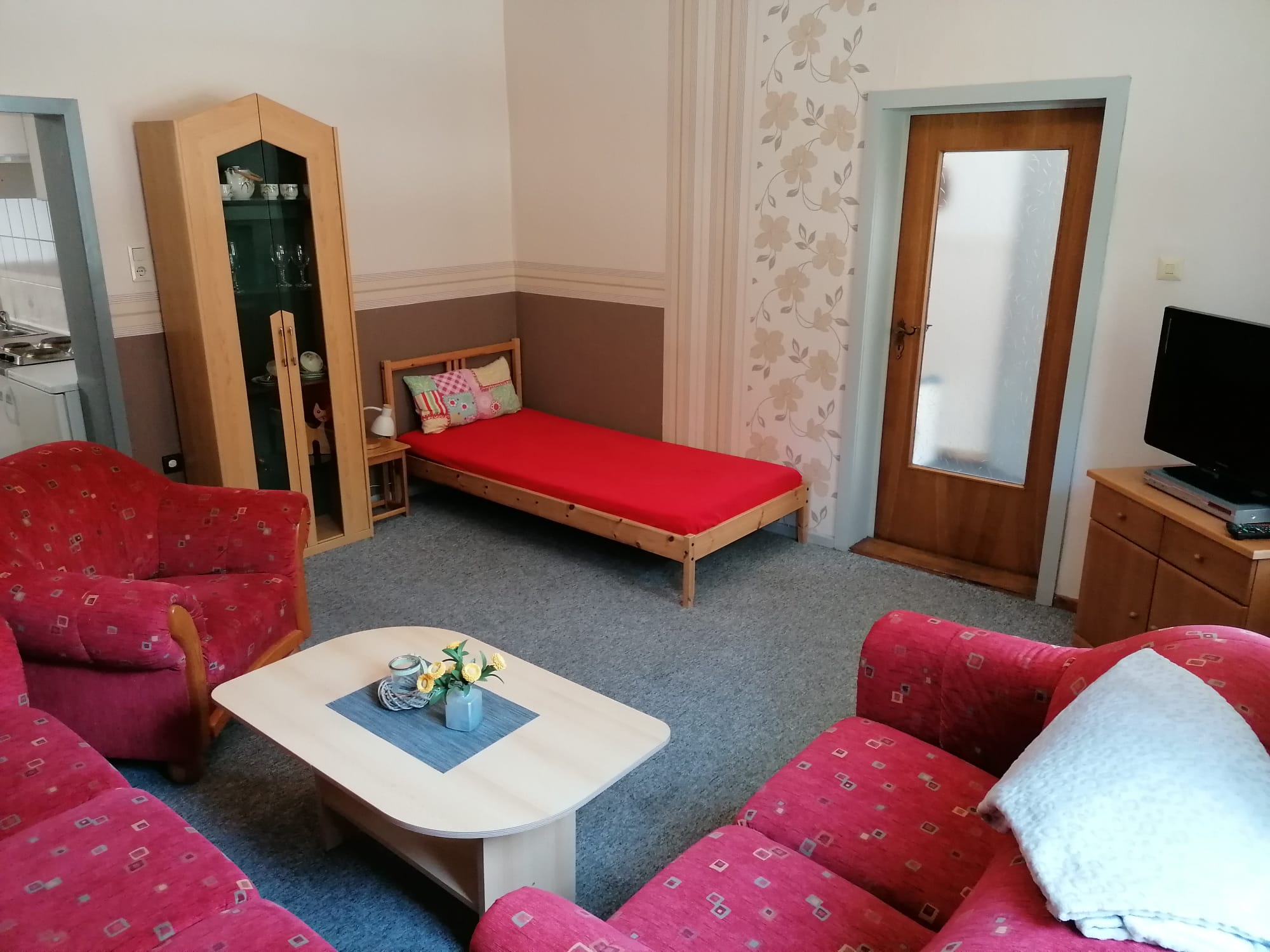 Wohnbereich der Ferienwohnung Brummer mit Sitzecke und Smart-TV
